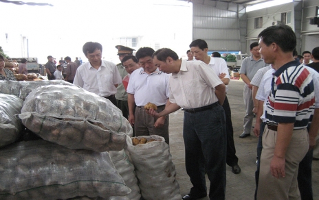 2006年9月嘉興市委書記、市人大主任黃坤明一行蒞臨蔬菜市場視察菜籃子供應工作