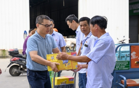 嘉興市財貿工會主席陳云建到嘉昕農產品公司慰問基層員工